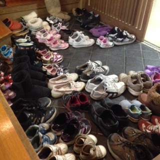 入口いっぱいの靴・靴・靴！